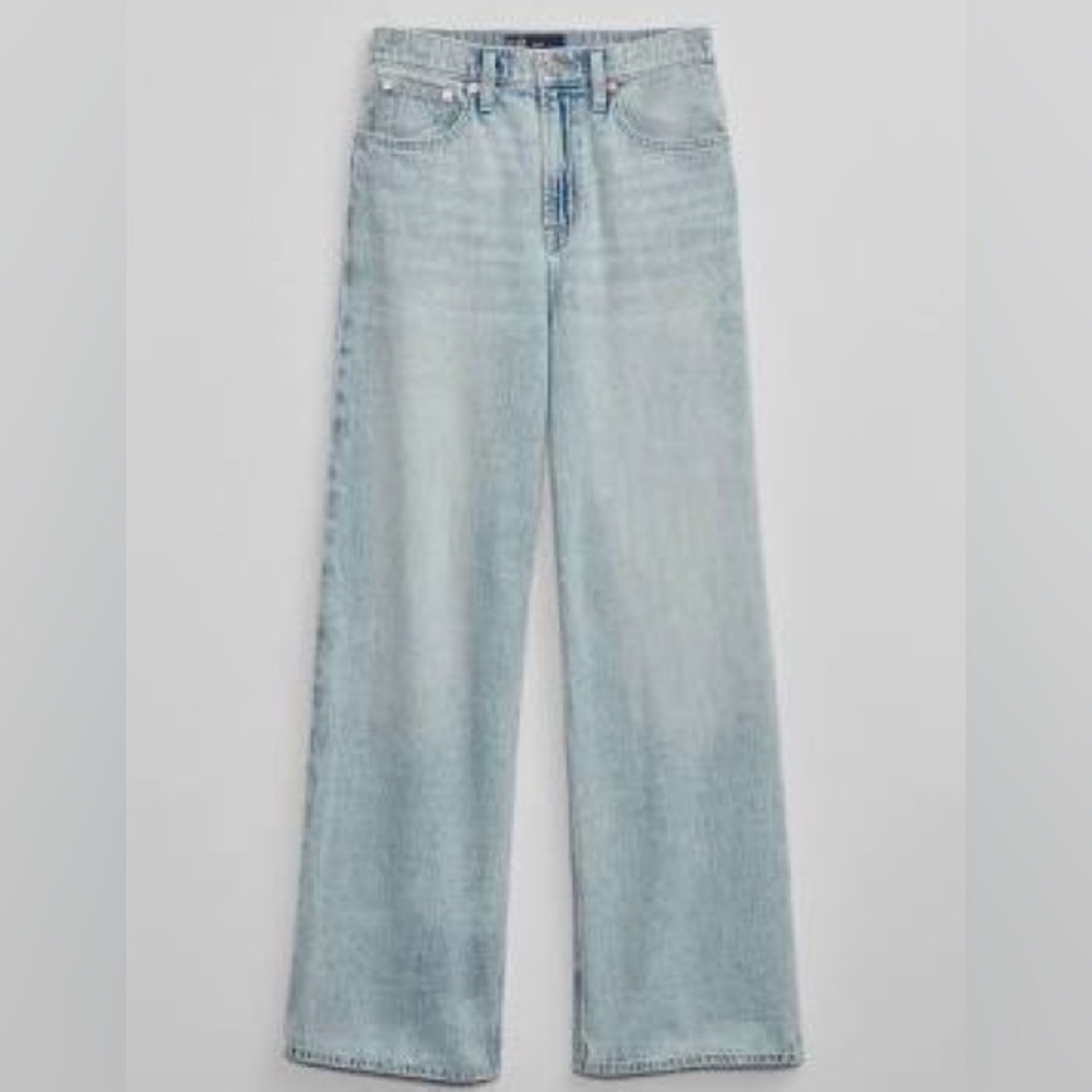 Like New GAP Women’s Light Picasso Blue Jeans. High rise, wide legs.